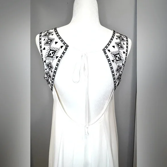 BCBGeneration Sheer, Flowing White Sleeveless Dress with Lining - Picture 10 of 13